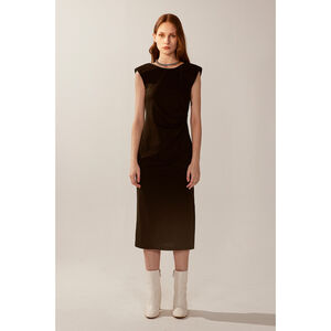 AVVJOY無袖抓皺合身洋裝簡約的版型及顏色設計給你單純俐落的美麗無袖後V開口給你自信的美麗