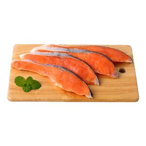 冷凍鹽漬鮭魚片因各地區供貨商不同，實際出貨包裝以出貨店庫存為準。