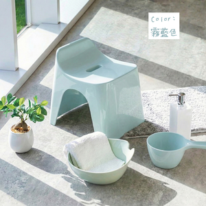 【HUBATH】Japan-Made Curved Bathroom Stool 25cm with Water Ladle – 2-Piece Set (Ag+ Antibacterial Material / Supports up to 100kg / Water-Repellent Design / Bath Stool) – Frost Blue