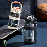 【TKK】美國進口Tritan戶外攀峰 手提+背帶 直飲+吸管大容量 運動水壺2000ML(附背帶)-電光白, , large