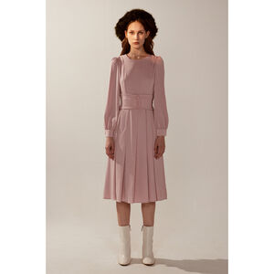 AVVJOY寬百褶微澎袖優雅洋裝(附排釦鬆緊花苞腰帶)材質柔軟親膚復古微澎袖搭配排釦鬆緊腰封穿出宮廷公主的優雅氣質