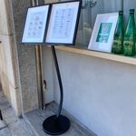 台灣製造-黑色烤漆菜單架-厚實款/收納款 曲線展示架 告示牌 公佈欄 指示牌 公告牌 牌子 翻閱菜單架 P3-01BK, , large