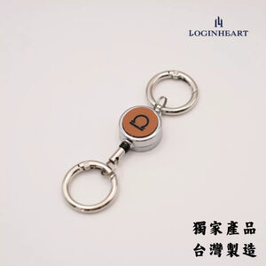 [LOGINHEART]素食皮革．客製英文字母雷雕伸縮扣 台灣製/雷射雕刻/證件伸縮/鑰匙圈 焦糖棕色 純素