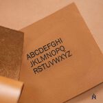 [LOGINHEART]焦糖棕色．客製英文字母雷雕真皮伸縮扣件（A-Z擇一）台灣製/雷射雕刻/證件伸縮/鑰匙圈/高級皮革, , large
