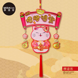 摩達客◉春節開運招財◉精緻刺繡招財進寶粉色貓喜氣盈門流蘇吊飾掛飾