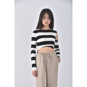 (S) xin yi zu wears條紋露肩黑白色長袖上衣二手衣