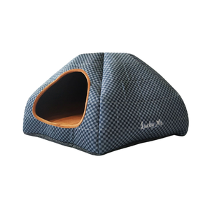 Cat bed with spacious space