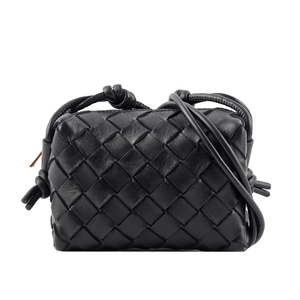BOTTEGA VENETA Candy Loop 小羊皮迷你相機斜背包/黑色