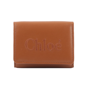 CHLOE' Sense 刺繡標誌小款三折短夾/焦糖色