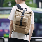 [杰鼎奧拉] KINGSONS｜漫步輕旅捲蓋防水後背包｜減壓背帶｜可容納15.6吋筆電-日暮沙, 日暮沙, large