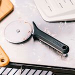 [OONI戶外窯烤爐]不鏽鋼披薩輪刀(平滑刀刃)Professional Pizza Cutter Wheel Ø11.3cm 滾輪刀 起酥輪刀 pizza切刀, , large
