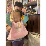 [凱美棉業] 6入組優惠價❗ 隨機出色 無袖兒童防水圍兜 可反穿 適用口水巾/劃劃衣 長頸鹿款, , large