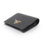 PRADA 浮雕Logo荔枝皮革二折短夾/黑色, , large