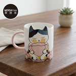 【摩達客】◉開運招財◉萌系療癒開運招財貓抱福陶瓷粉色馬克杯, , large