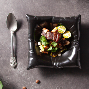 枕頭盤子【黑色/白色】 深盤 濃湯盤 8吋 枕頭造型 雙層陶瓷 保溫 盤子 沙拉盤 空心 中空 分子料理 法式 大盤 創意盤子 陶瓷盤