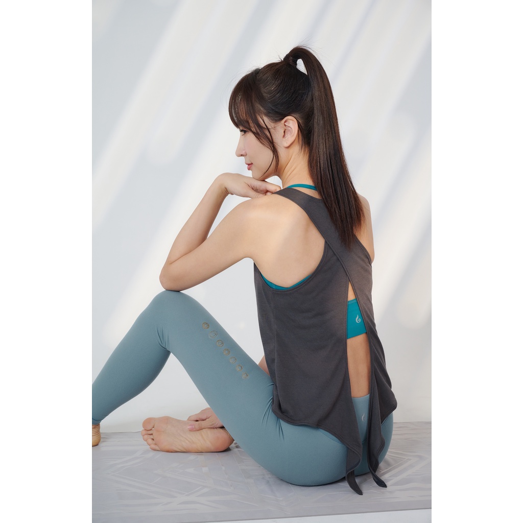 YOGA FLOW Back Twine Shirt - 微透交叉綁結罩衫 - 駝灰 Dark Grey, , large