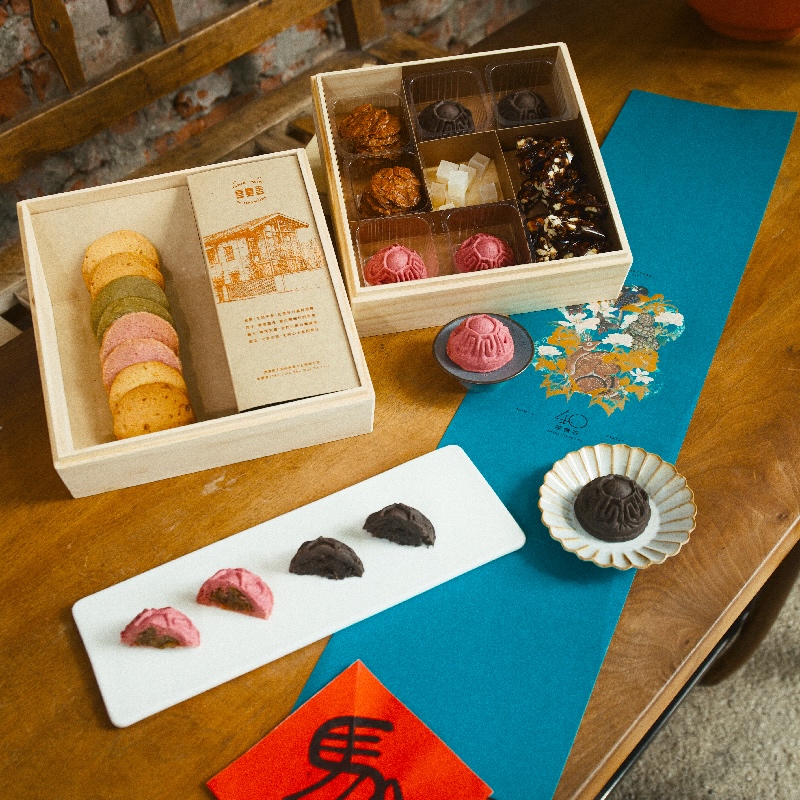 [SFS1985] Premium Wooden Gift Box: Fusion Pastry Assortment (Charity Edition)