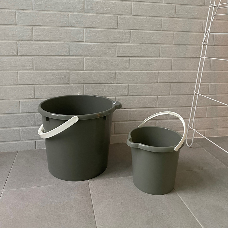 GINII基尼|質感加厚手提水桶 12L 莫蘭迪綠/塑膠水桶 圓型水桶 手提水桶 多用途水桶 泡腳 園藝 洗澡桶, 莫蘭迪綠, large