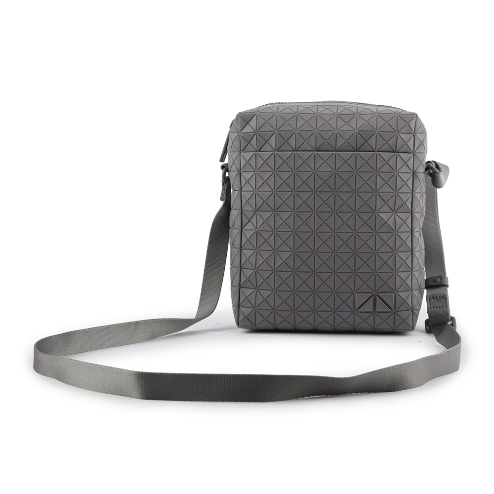 ISSEY MIYAKE BAO BAO Voyager 霧面尼龍拉鍊斜背包/灰色, , large
