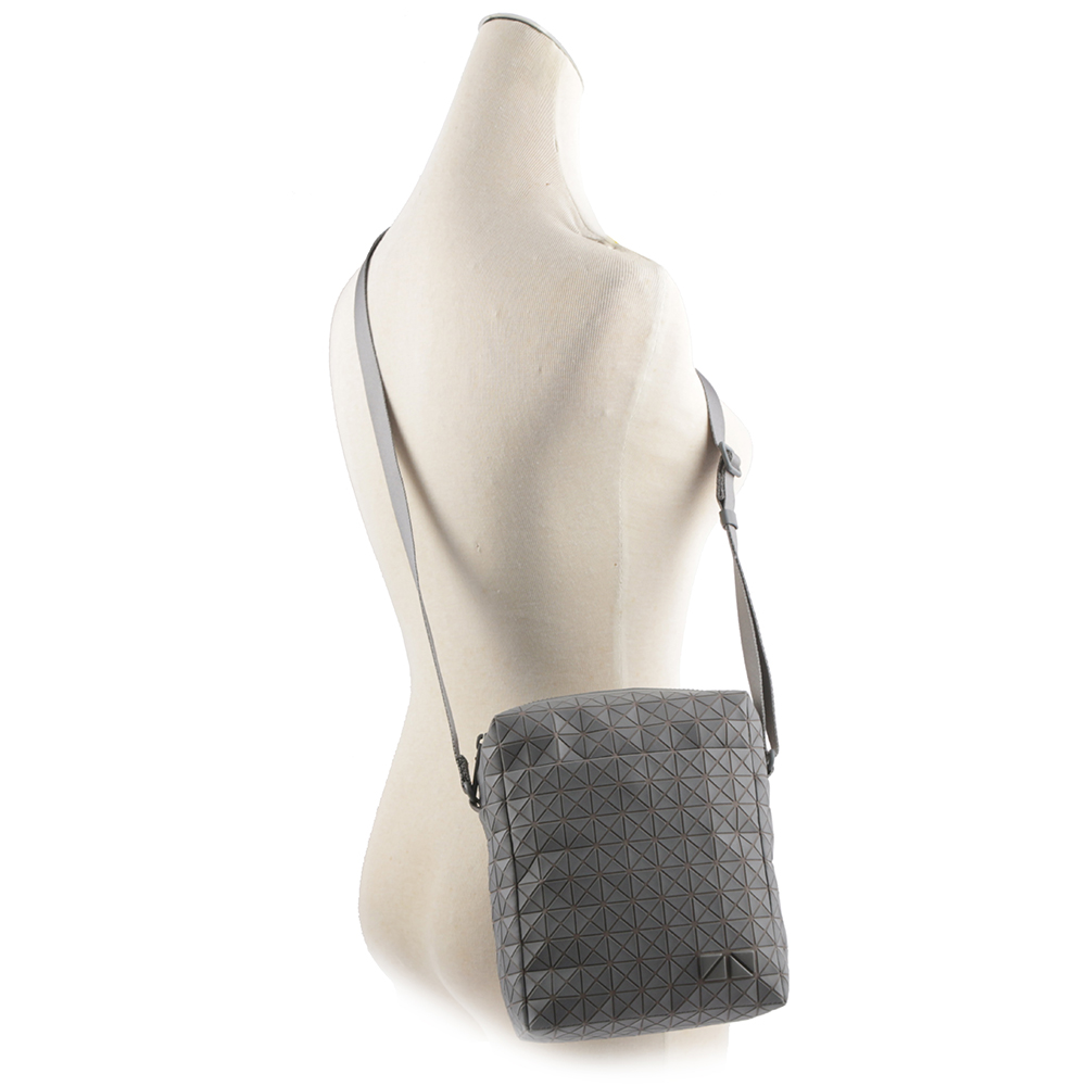 ISSEY MIYAKE BAO BAO Voyager 霧面尼龍拉鍊斜背包/灰色, , large
