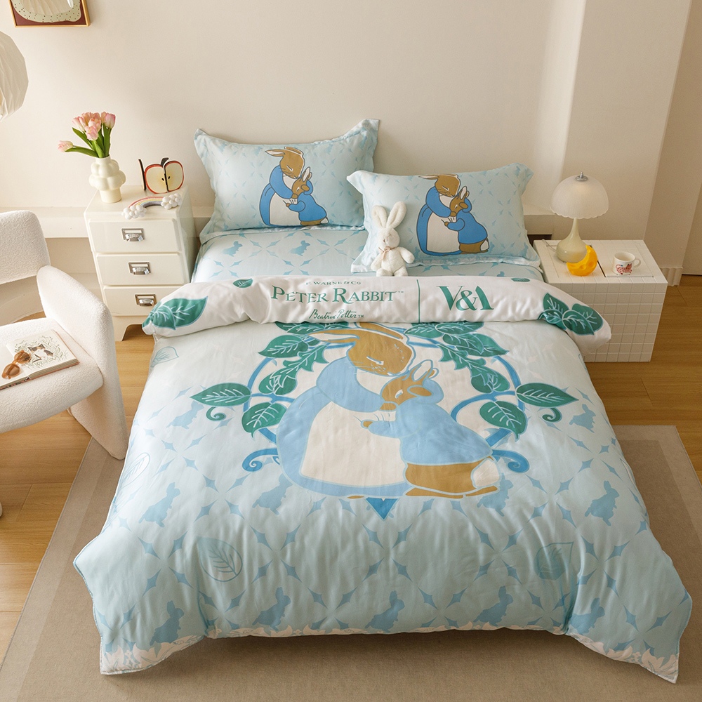 【複製】純天絲滑到回不去！ 大版印花 &times; 100% 天絲，睡感質感雙升級，天絲控、比得兔粉都瘋狂入手！  PETER RABBIT&trade; 比得兔 &times; V&A 博物館聯名 40 支純天絲｜正版授權｜多款可選 床包兩用被 4 件組，全新到貨！, , large