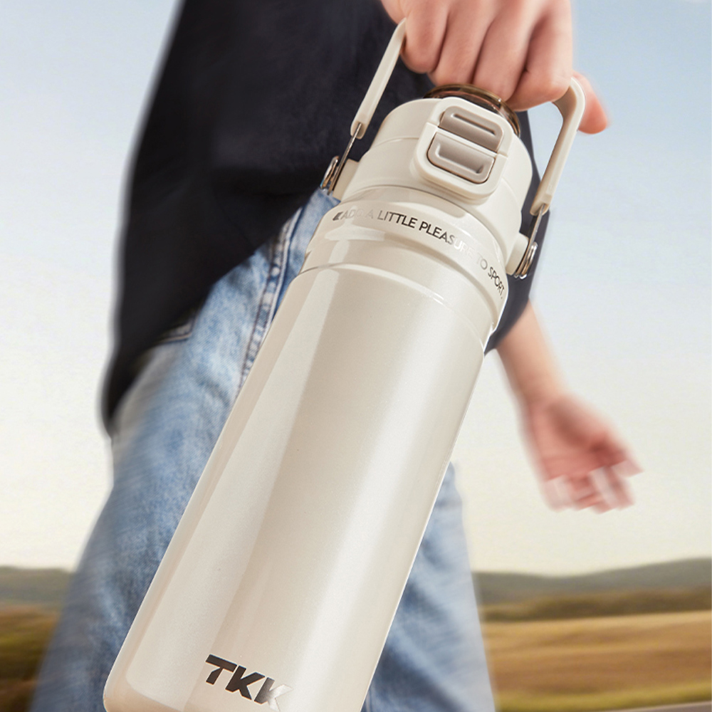 【TKK】悍馭系列 手提式 316不鏽鋼 一鍵彈蓋 兩用 保溫杯 運動水壺800ML(直飲+吸管)-流光白, , large