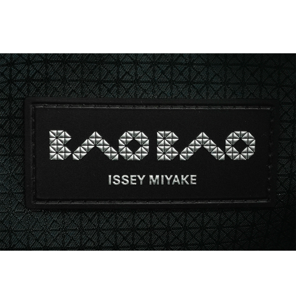 ISSEY MIYAKE Loop Metallic 金屬光澤拉鍊肩背/斜背包/灰綠色, , large