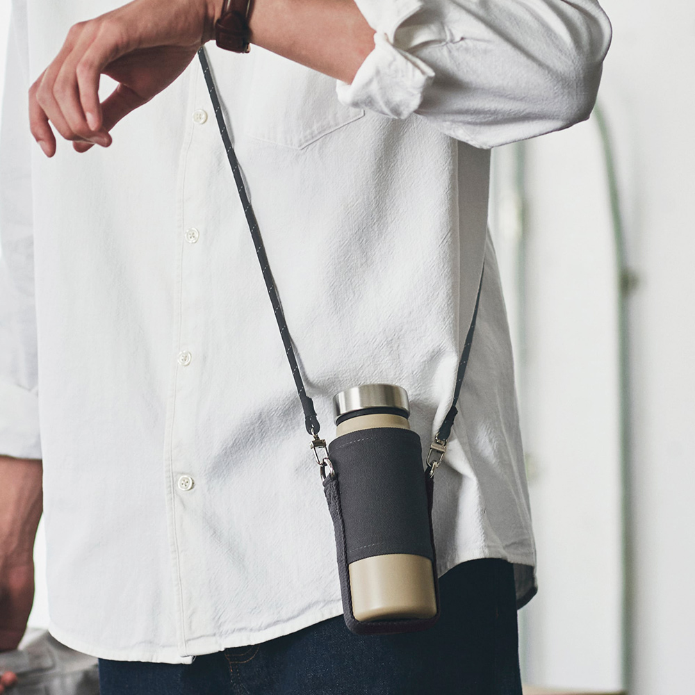 【日本孔雀Peacock】露營戶外登山 不鏽鋼保冷保溫杯400ML(附可調杯袋+登山扣環)-消光黑+米色杯袋, , large