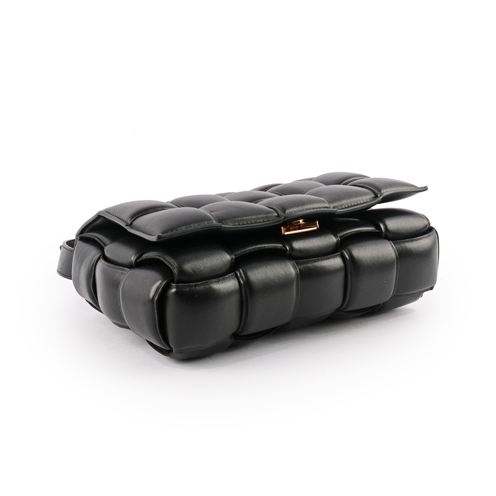 BOTTEGA VENETA 小羊皮Padded Cassette枕頭編織包/黑色/金釦, , large