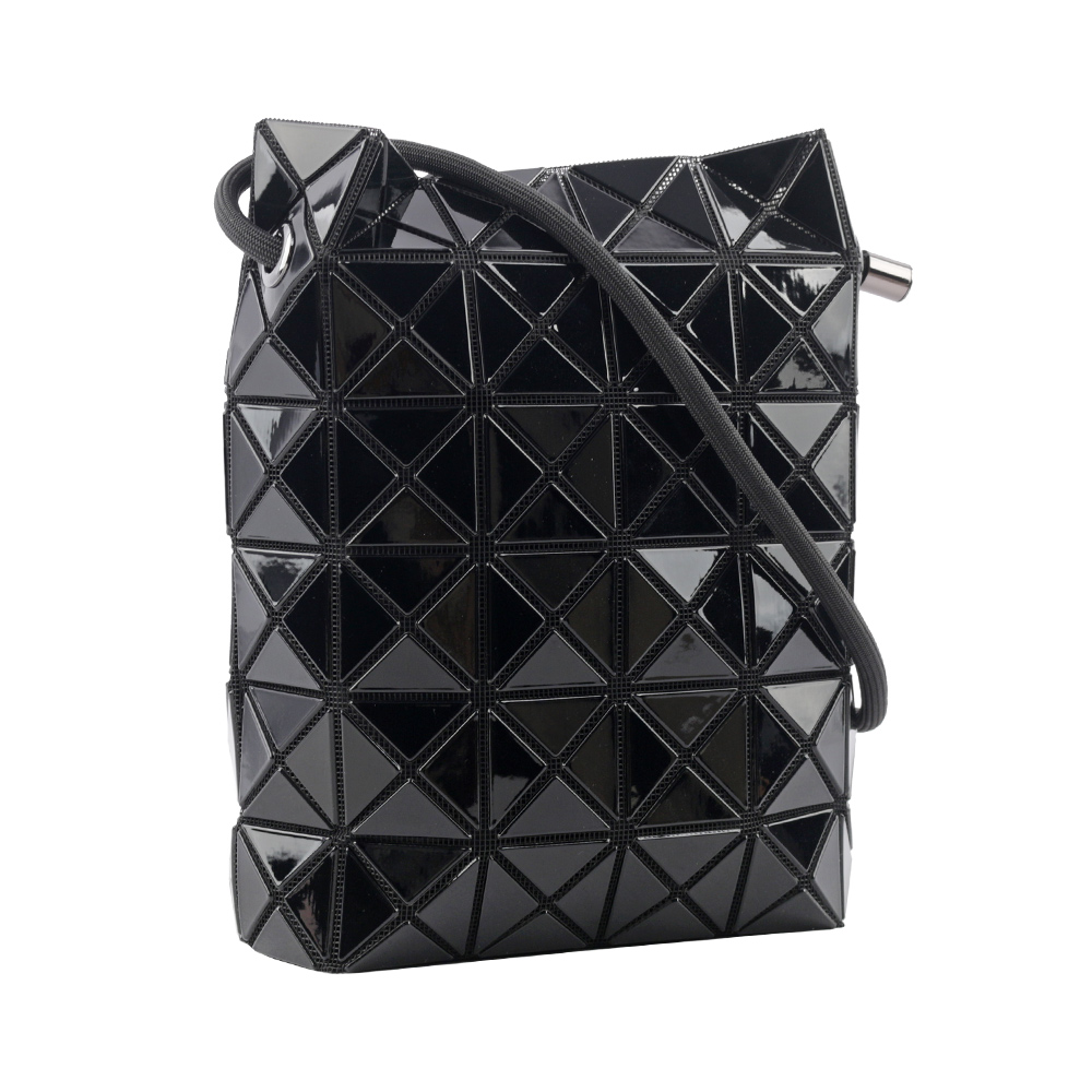 ISSEY MIYAKE BAO BAO WRING 亮面抽繩水桶包/黑色, , large