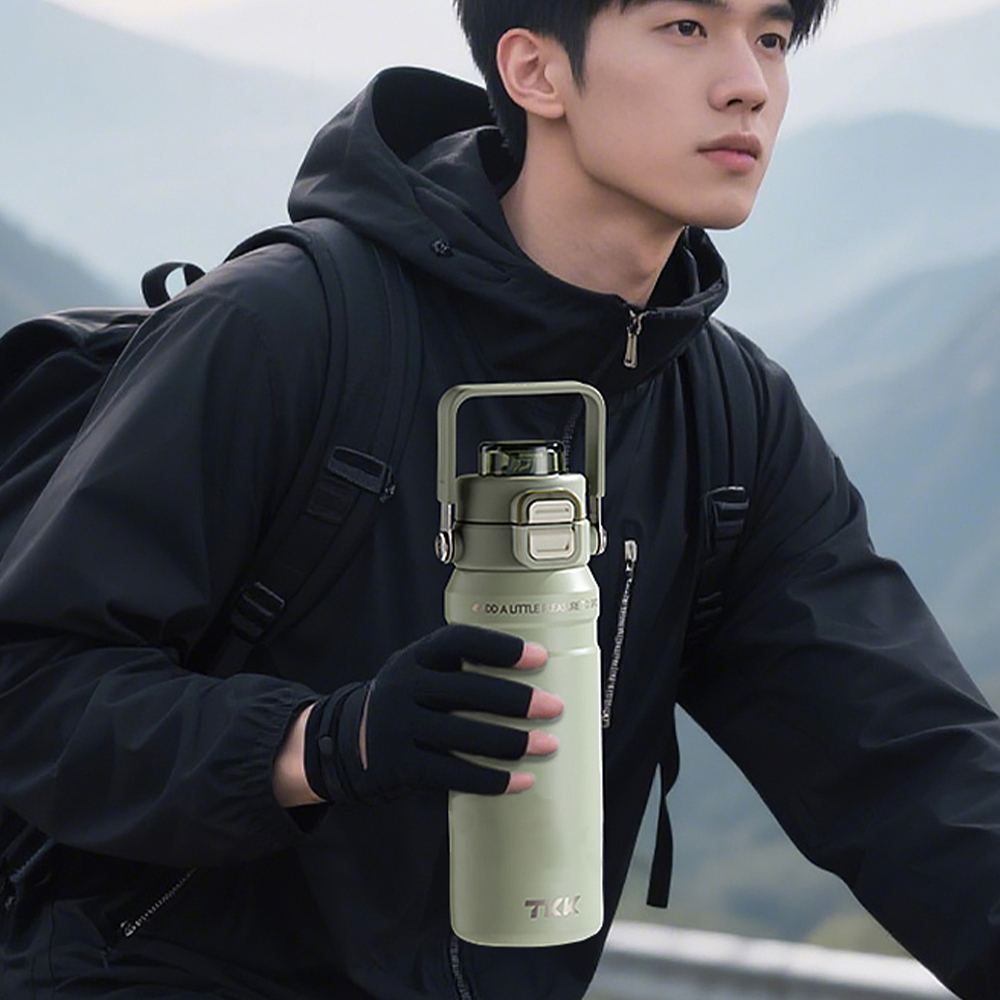 【TKK】悍馭系列 手提式 316不鏽鋼 一鍵彈蓋 兩用 保溫杯 運動水壺800ML(直飲+吸管)-流光白, , large
