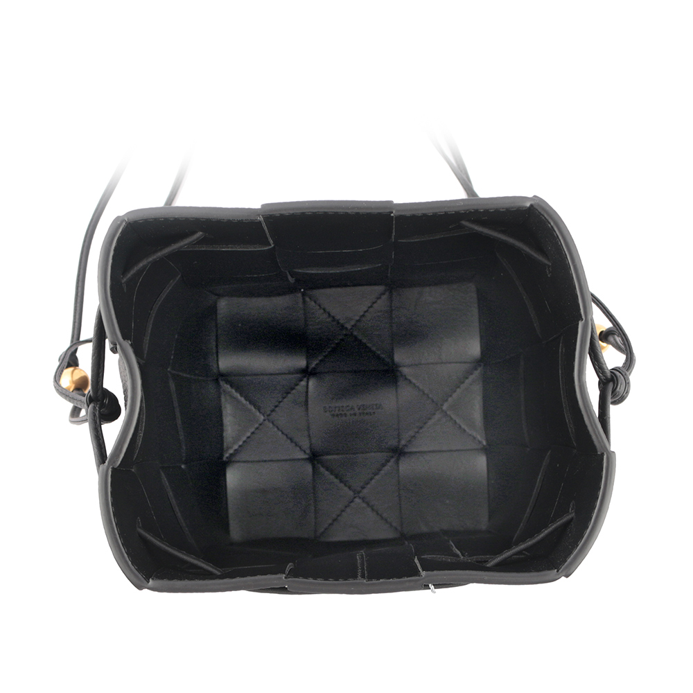 BOTTEGA VENETA Cassette 小牛皮編織珠串背帶小款水桶包/黑色, , large