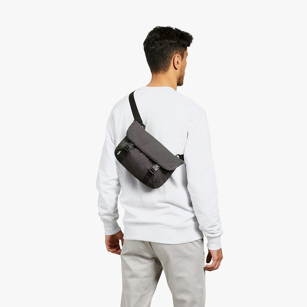 Bellroy 束帶系列迷你隨身斜背包6L 都市隨身包 側背包 小包 收納隔層 禮物 送禮 推薦(炭灰色)BHMA-BKR-243, , large