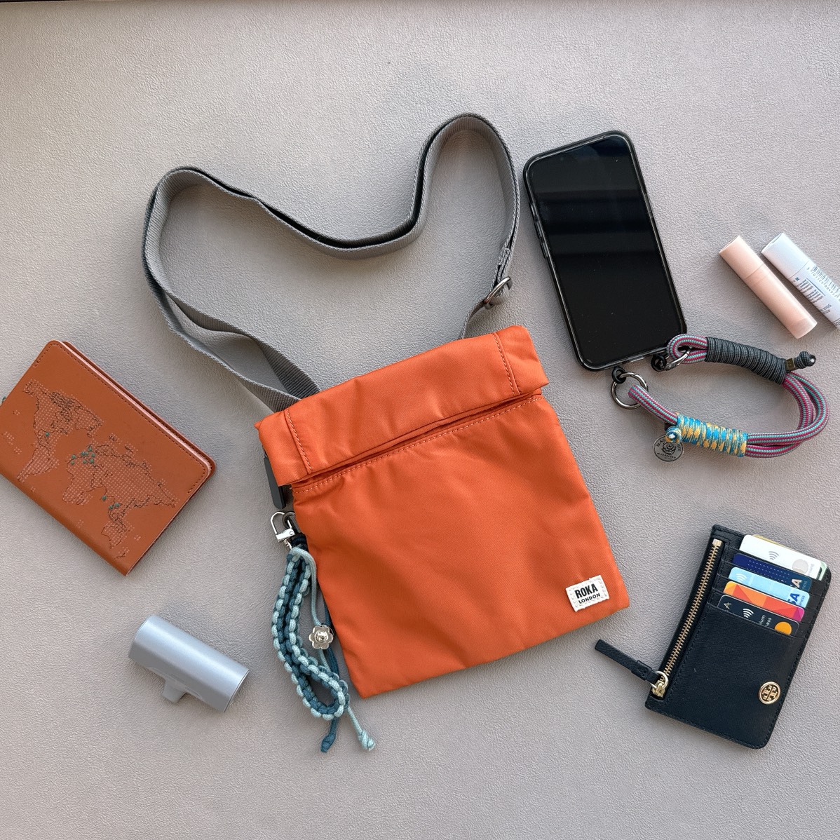 [英國 ROKA LONDON] 極簡風格 STRATFORD 捲蓋防盜隨身側背包- 焦橙, , large