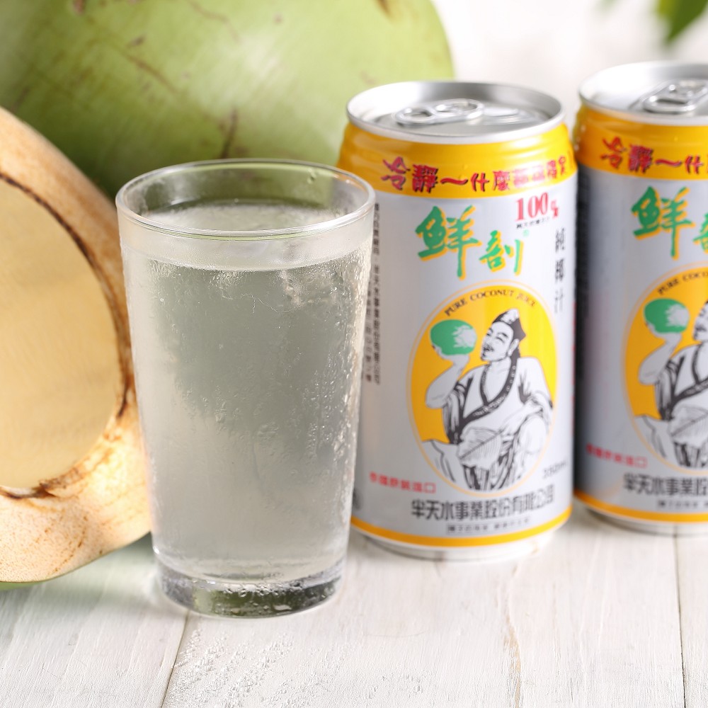 Freshly cut 100% pure coconut milk, , large