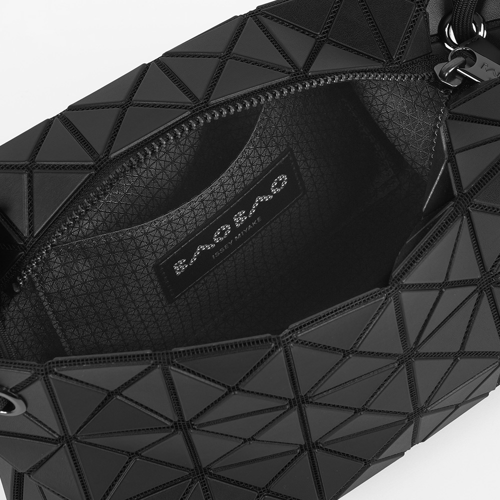 ISSEY MIYAKE Loop Matte 霧面拉鍊肩背/斜背包(黑色), , large