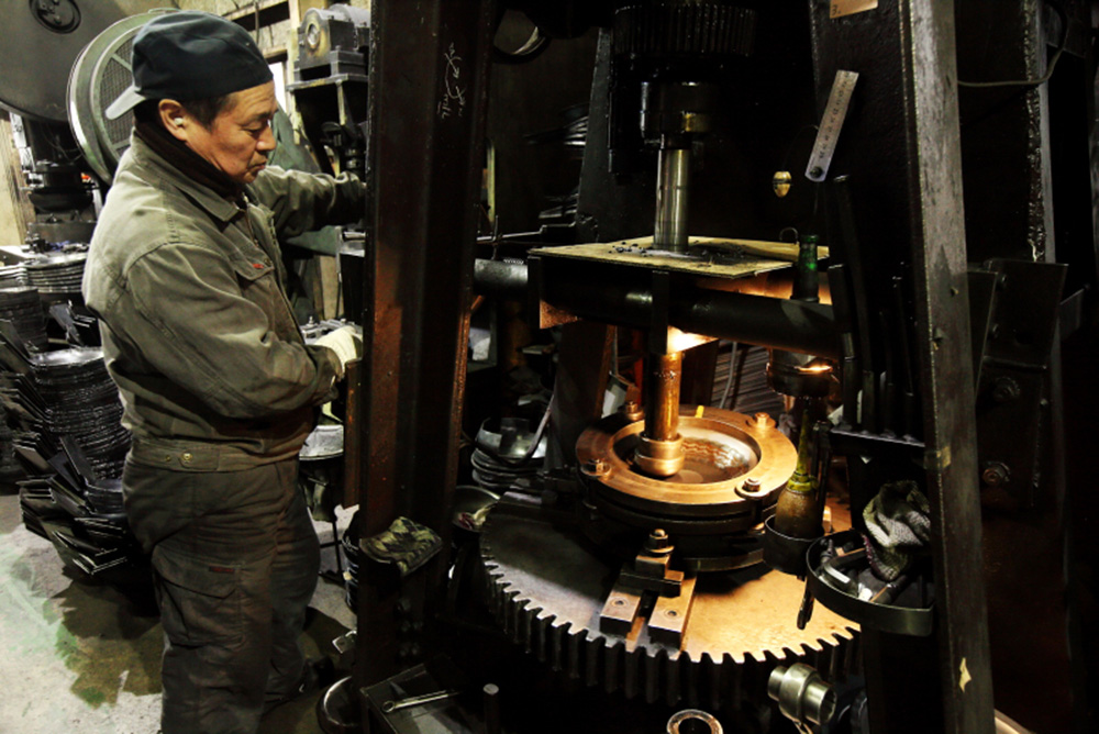 【Yamada Kogyo】Japan-Made Premium Hand-Hammered Iron Frying Pan HANAKO &ndash; 28cm (Uncoated), , large