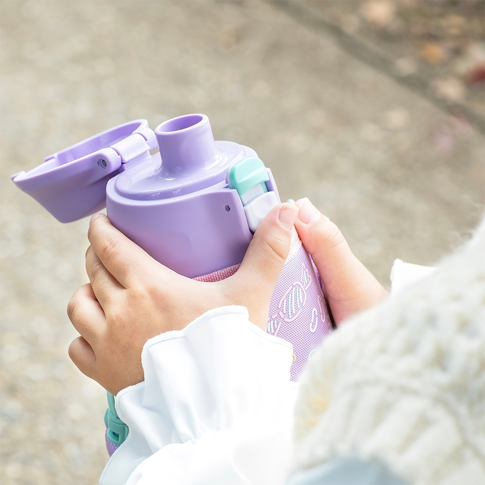 【日本孔雀Peacock】運動家族 直飲+水杯兩用 兒童不鏽鋼保溫杯水壺800ML附杯套+背帶-糖果粉紫, 糖果粉紫, large