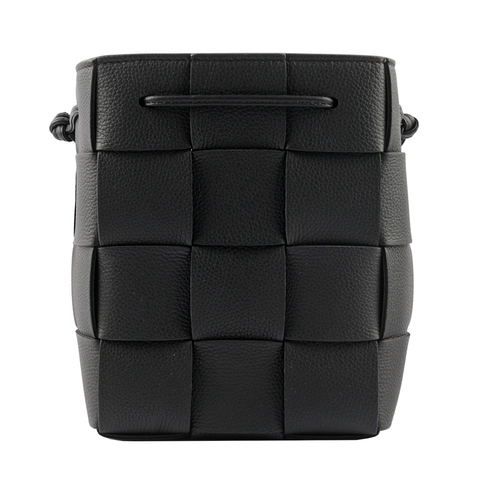 BOTTEGA VENETA Cassette 小牛皮編織珠串背帶小款水桶包/黑色, , large