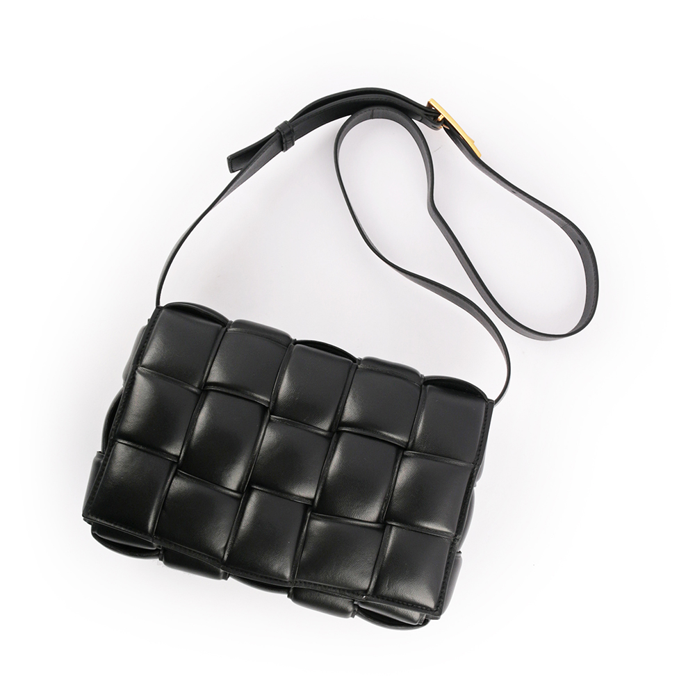 BOTTEGA VENETA 小羊皮Padded Cassette枕頭編織包/黑色/金釦, , large