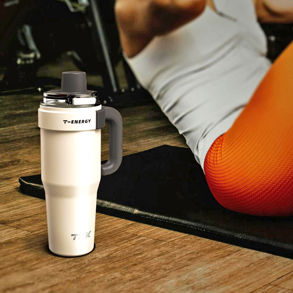 【TKK】T-One 彈蓋冰壩杯 316不鏽鋼x陶瓷噴塗 直飲+吸管 保冰保溫 運動隨身杯 1200ML(握把式)-沙丘咖, 沙丘咖, large