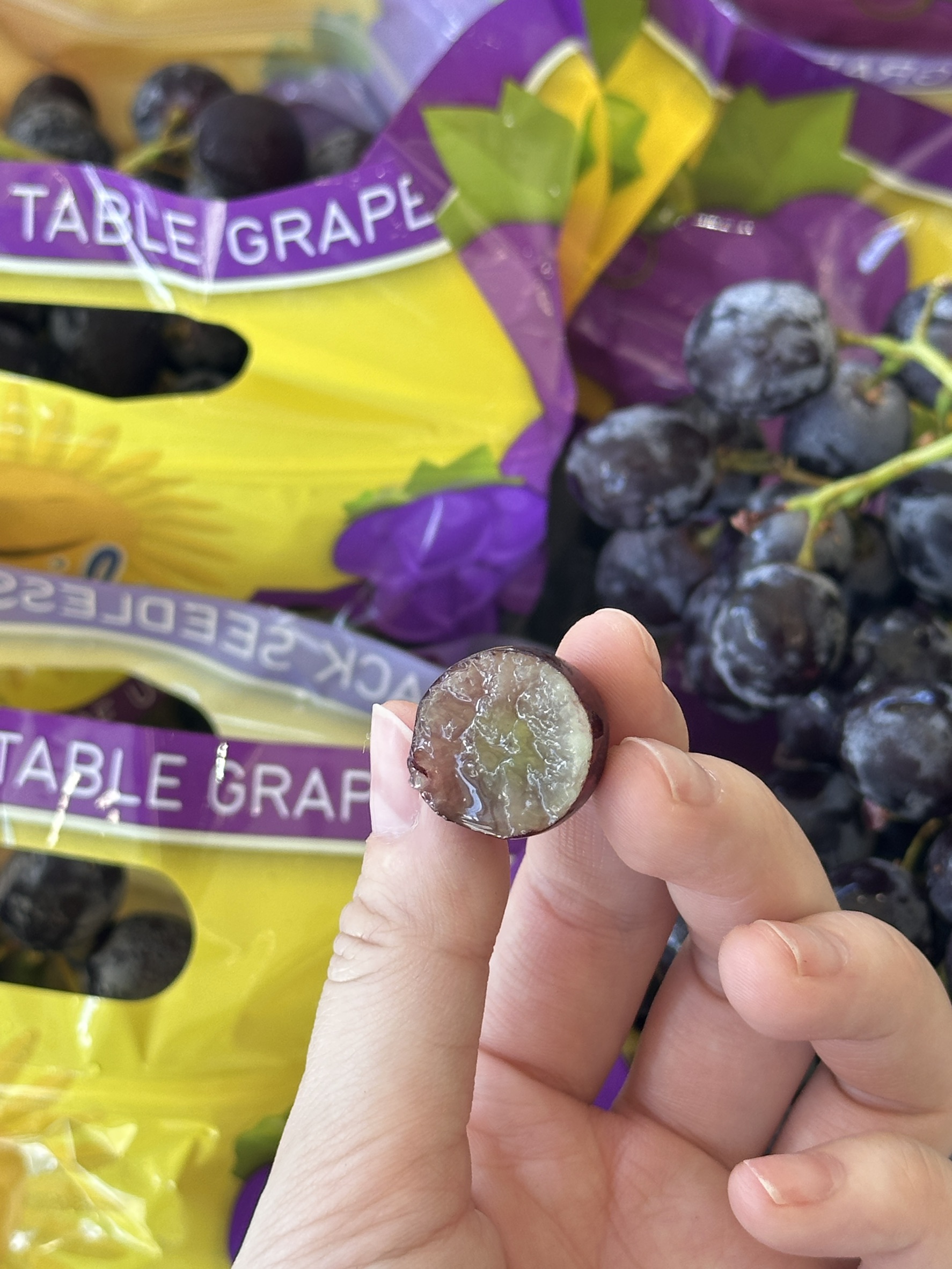 Black seedless grapes, , large