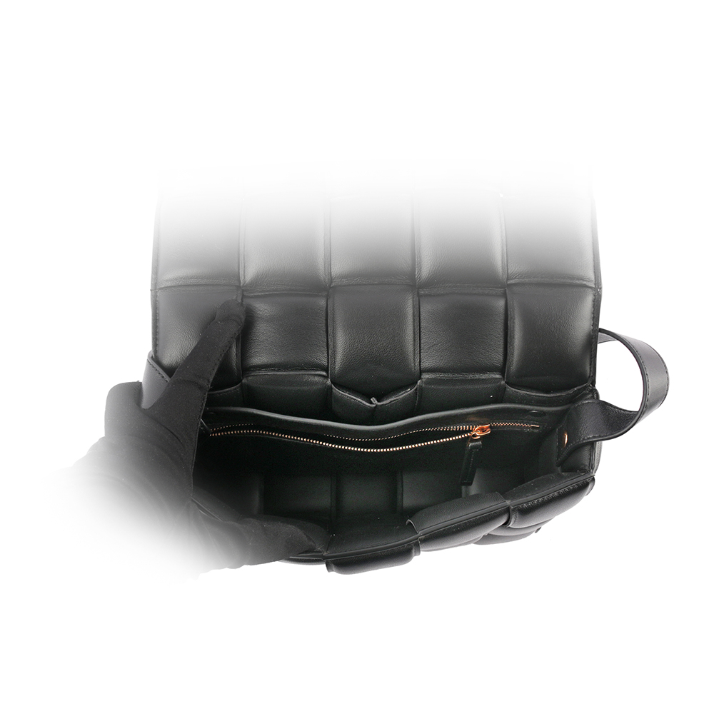 BOTTEGA VENETA 小羊皮Padded Cassette枕頭編織包/黑色/金釦, , large