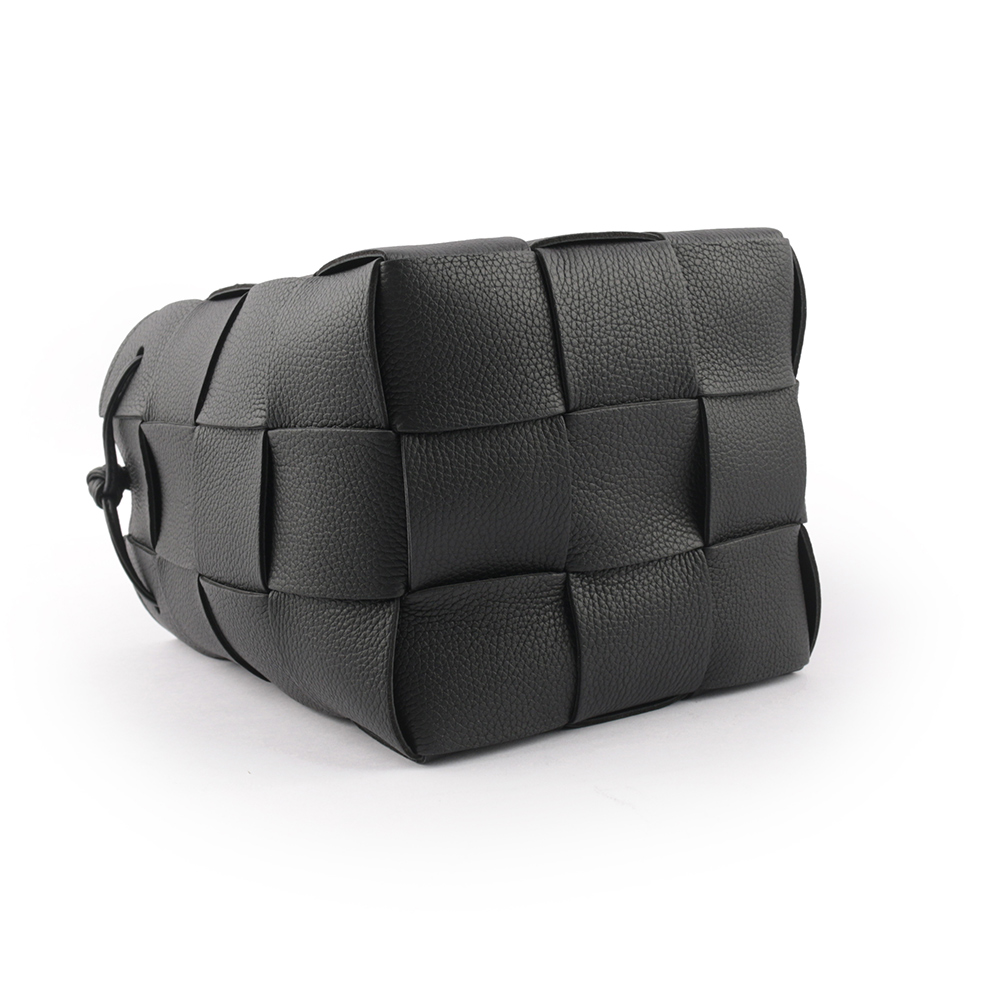 BOTTEGA VENETA Cassette 小牛皮編織珠串背帶小款水桶包/黑色, , large
