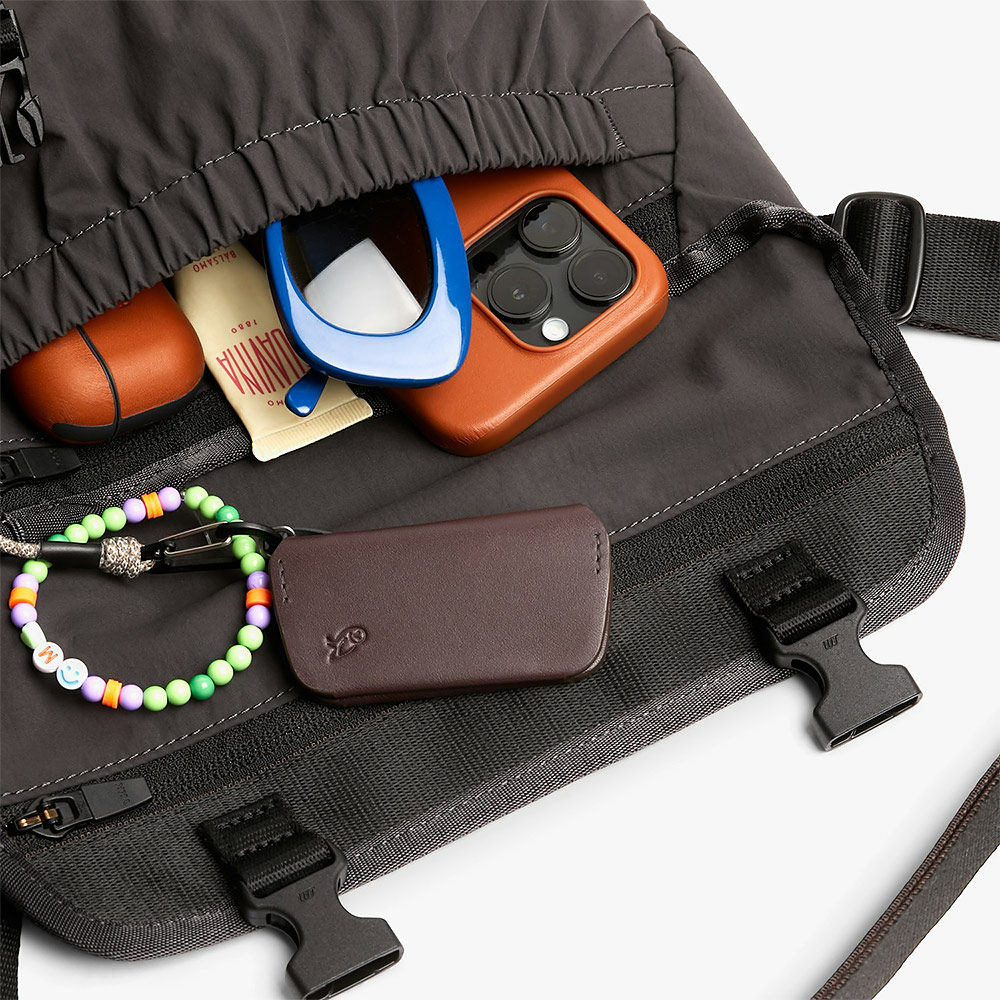 Bellroy 束帶系列迷你隨身斜背包6L 都市隨身包 側背包 小包 收納隔層 禮物 送禮 推薦(炭灰色)BHMA-BKR-243, , large